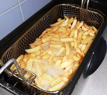 Deep-fry the chips according to the instructions on the pack.